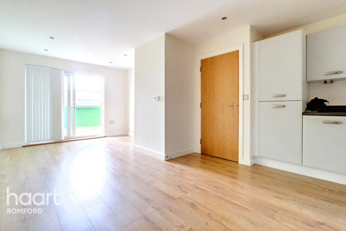 1 Bedroom Apartment For Sale In Crown Drive, Romford, RM7