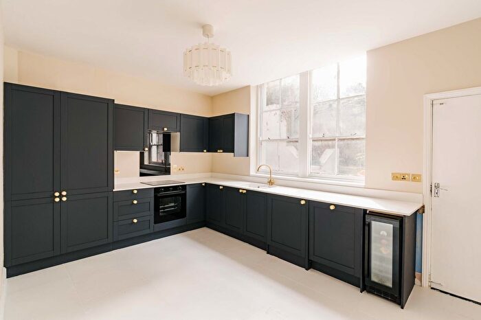 3 Bedroom Flat To Rent In King Edward's Road, London, E9
