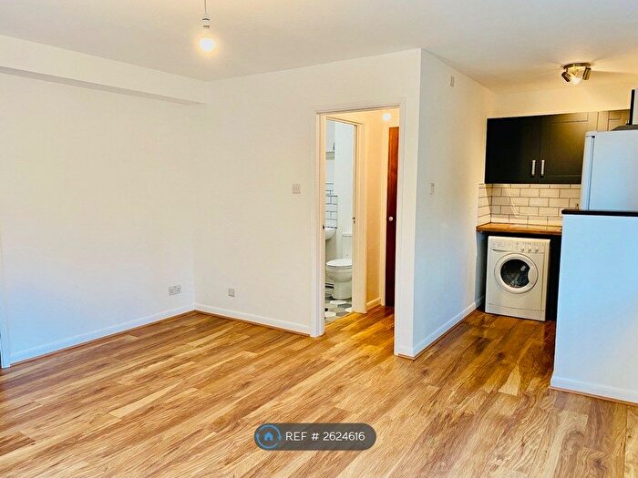 Studio To Rent In Cedars Court, Guildford, GU1