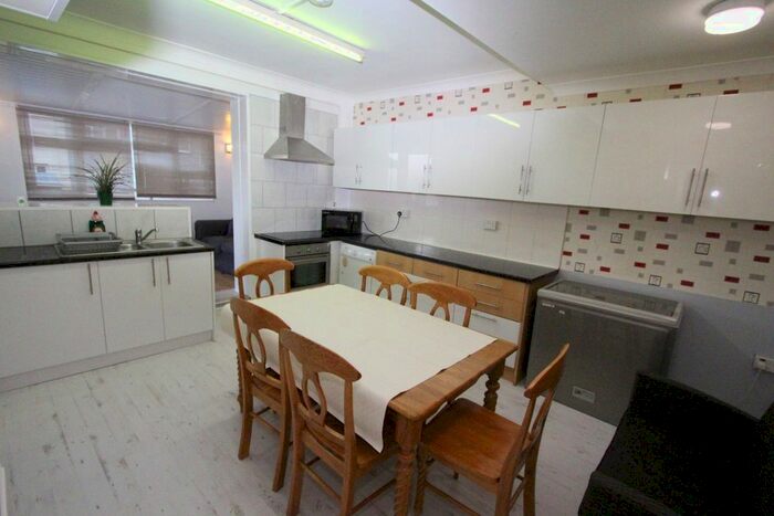 5 Bedroom Flat To Rent In Tolworth Broadway, Surbiton, KT6