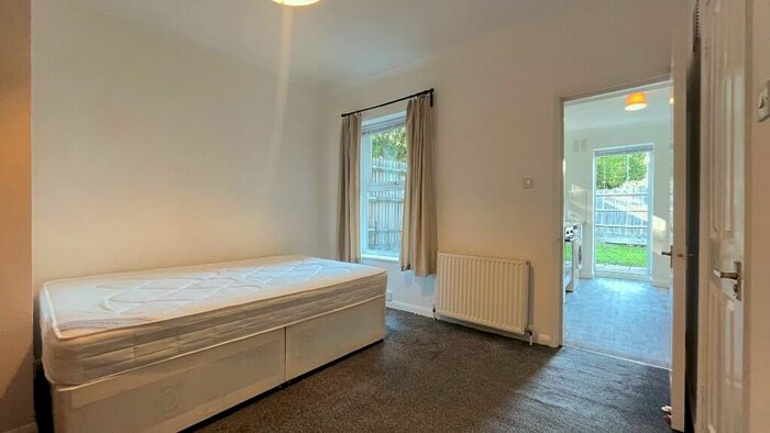 Studio To Rent In Morland Road, Sutton, Surrey, SM1