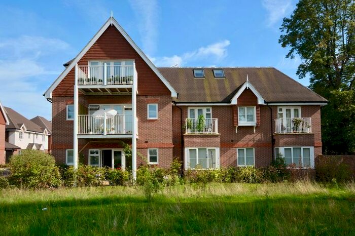 2 Bedroom Flat For Sale In Pavilion Place, East Molesey, KT8