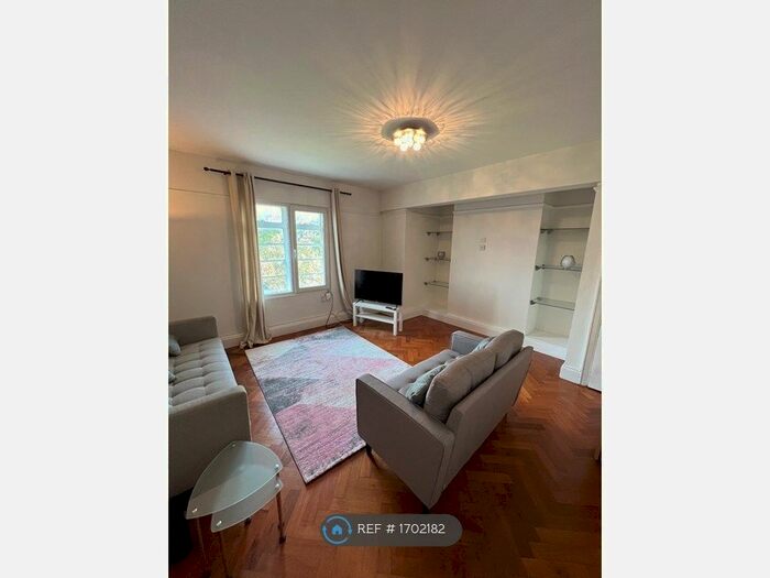 3 Bedroom Flat To Rent In Broadway House, London, N8