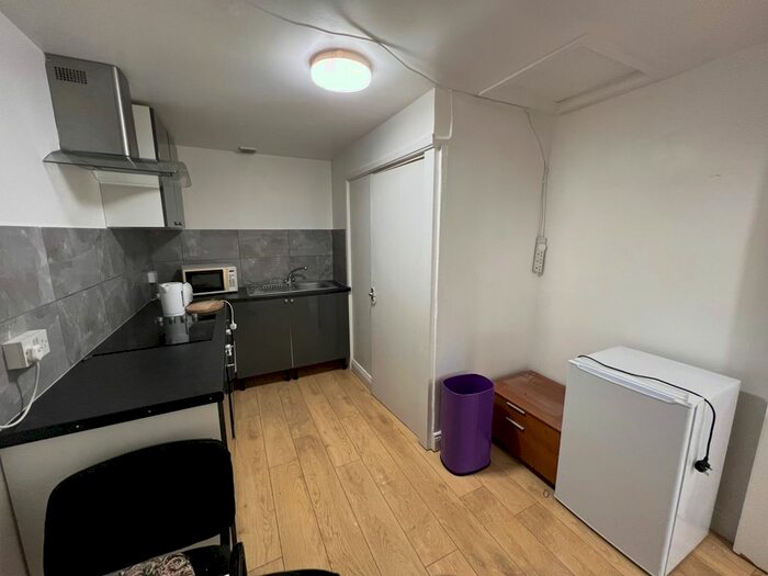 Studio To Rent In Kember Street, Islington N1