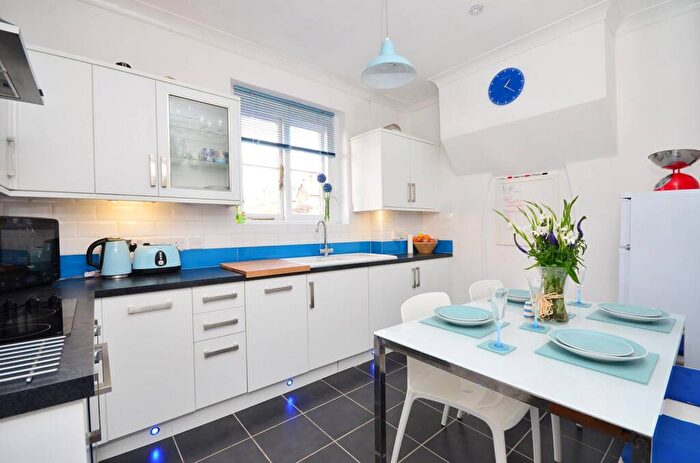 2 Bedroom Flat To Rent In York Road, Guildford, GU1