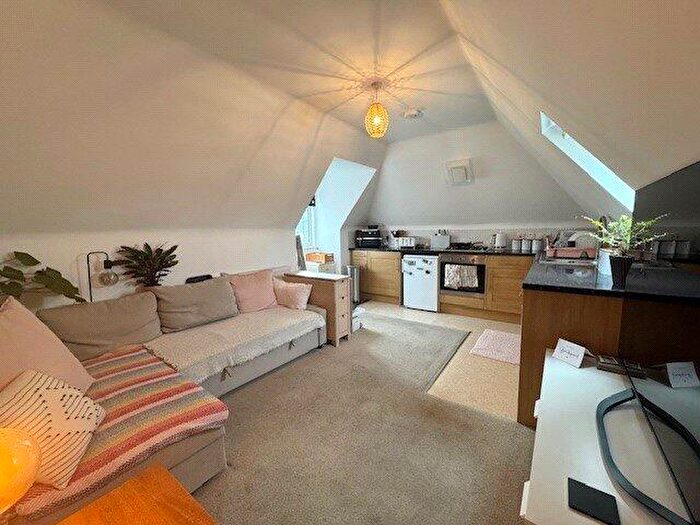 2 Bedroom House To Rent In Peartree Avenue, SO19