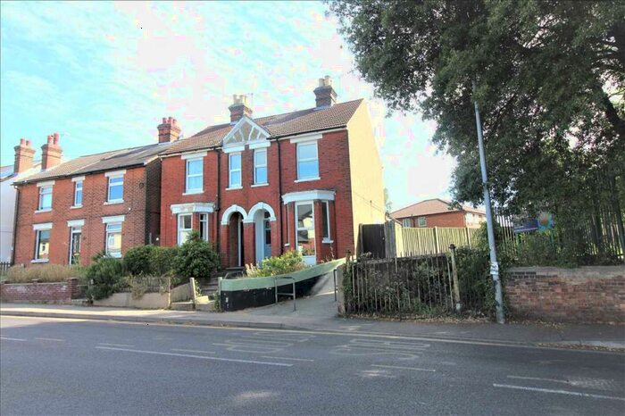 3 Bedroom Semi-Detached House To Rent In Bed Family Home - Colchester, CO2