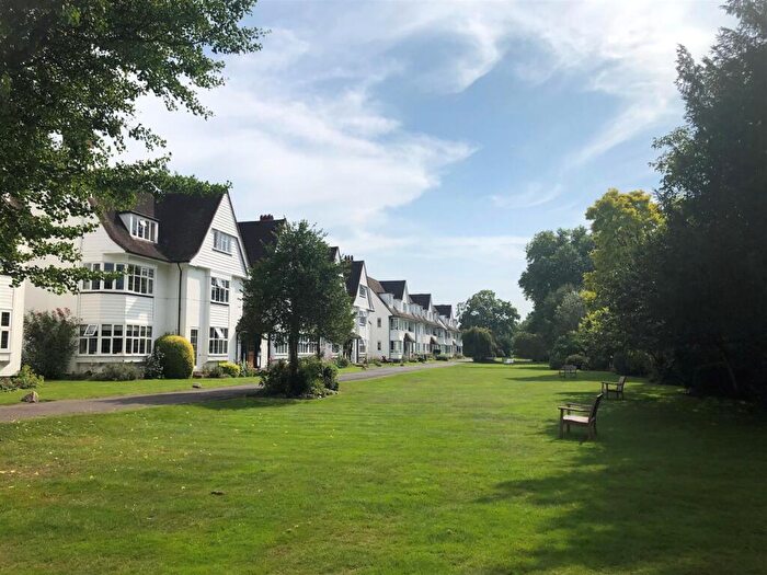 2 Bedroom Apartment For Sale In Watts Road, Thames Ditton, KT7