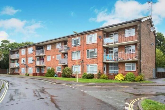 2 Bedroom Flat To Rent In Padnell Avenue, Cowplain, Waterlooville, PO8