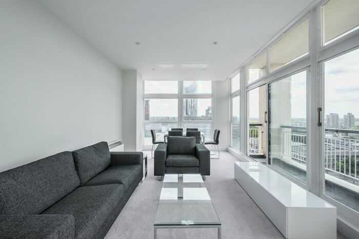 3 Bedroom Flat To Rent In Metro Central Heights, Elephant And Castle, SE1