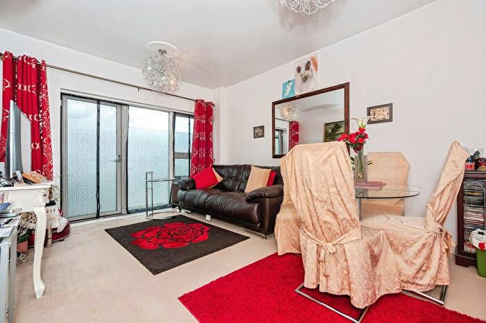 2 Bedroom Flat For Sale In Clovelly Place, Greenhithe, Kent, DA9