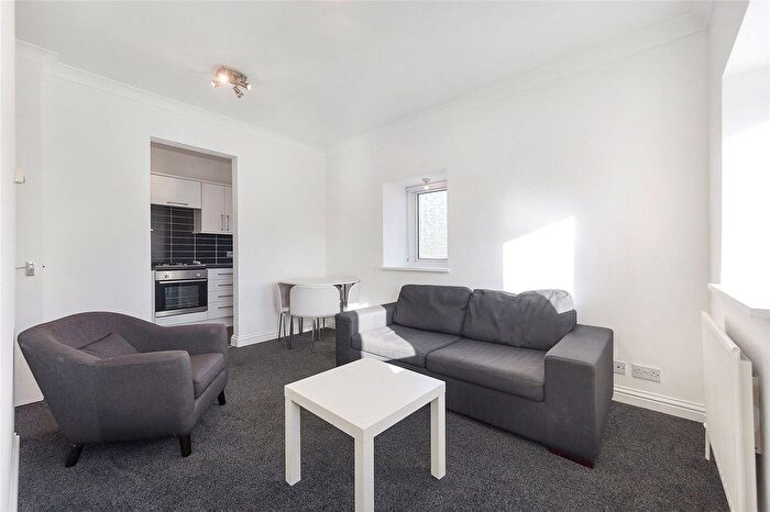 1 Bedroom Flat To Rent In Sutton Court Road, Grove Park, W4