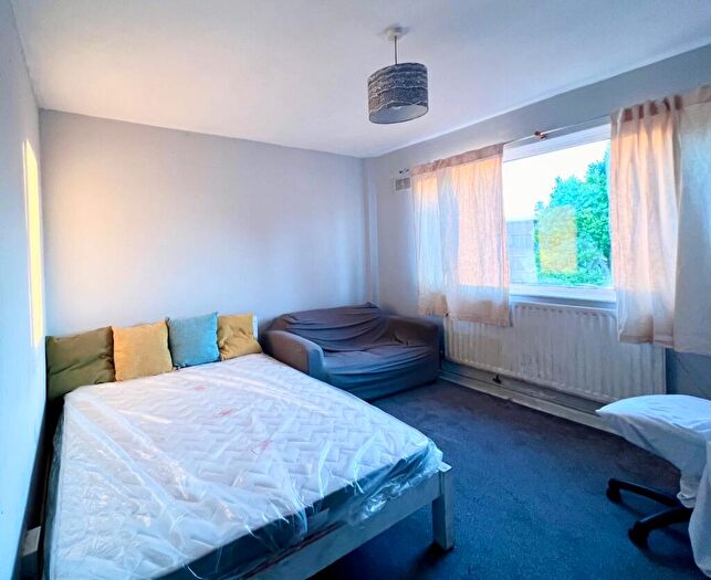3 Bedroom Flat To Rent In Cambridge Gardens, Kingston Upon Thames, KT1