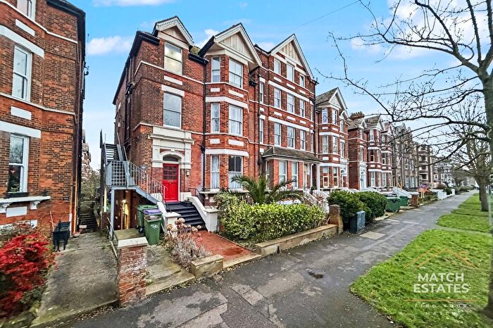 2 Bedroom Flat For Sale In Earls Avenue, Folkestone, Kent, CT20
