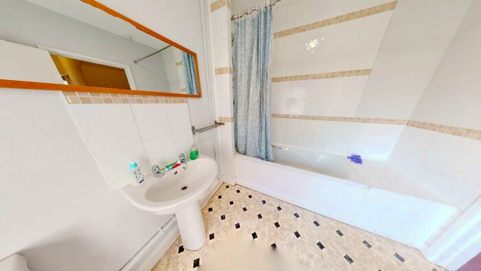 6 Bedroom Semi-Detached House To Rent In Burford Road, Nottingham, NG7