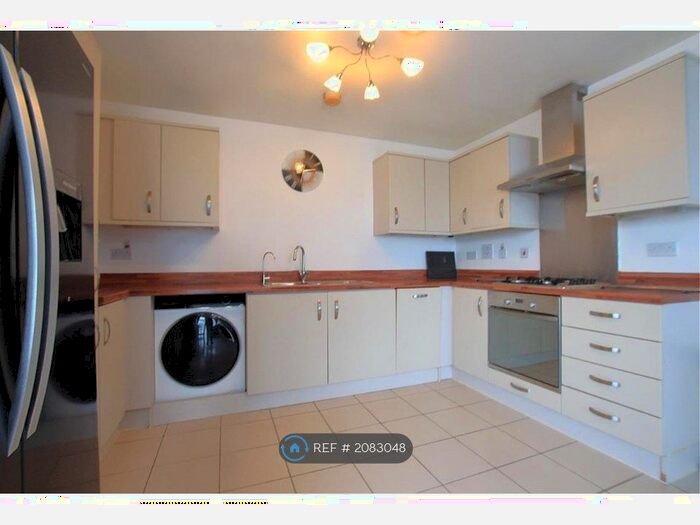 2 Bedroom Flat To Rent In Phoenix House, Hounslow, TW3