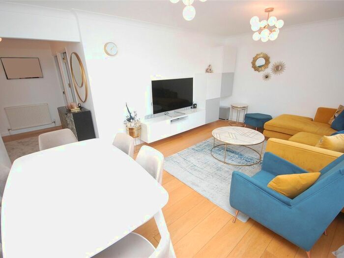 2 Bedroom Flat To Rent In Laburnum Lodge, Hendon Lane, London, N3