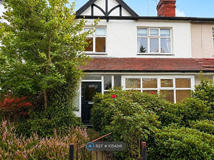 3 Bedroom Semi-Detached House To Rent In Moor Park Villas, Leeds, LS6
