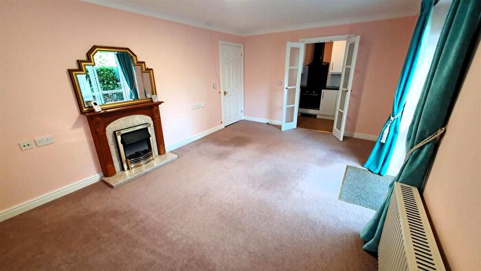 2 Bedroom Flat For Sale In Ringwood Road, Ferndown, BH22