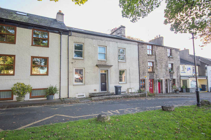 2 Bedroom Flat To Rent In The Square, Milnthorpe, Cumbria, LA7