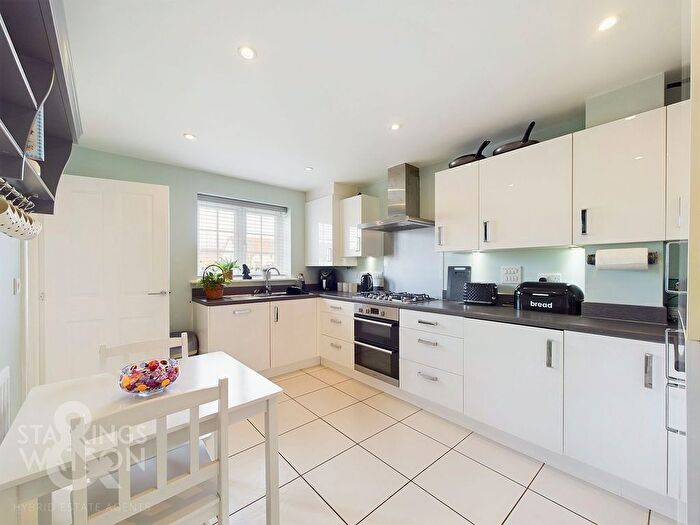 4 Bedroom Detached House For Sale In Nightingale Avenue, Wymondham, NR18