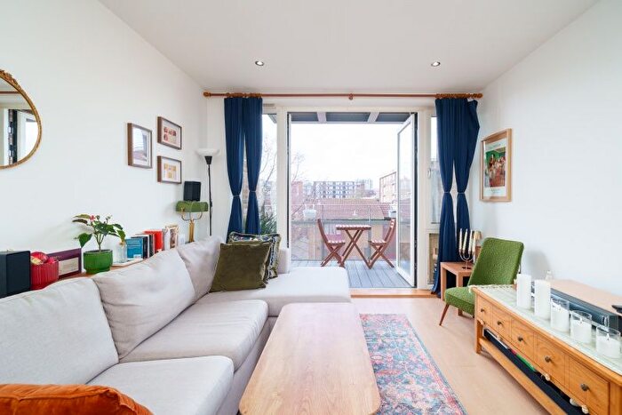 2 Bedroom Flat For Sale In Lovelace Street, Hackney, London, E8
