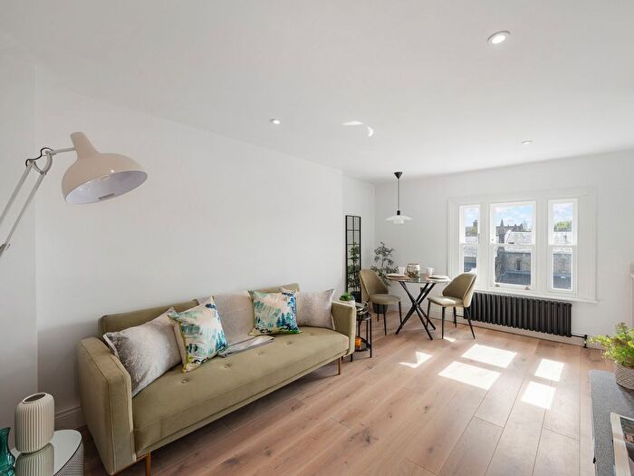 1 Bedroom Flat For Sale In St. James's Gardens, Holland Park, W11