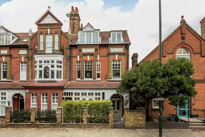 1 Bedroom Flat To Rent In The Green, Twickenham, TW2