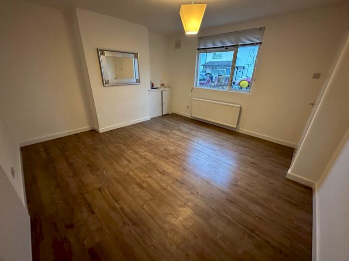 3 Bedroom Terraced House To Rent In South Avenue Gardens, Southall, Greater London, UB1