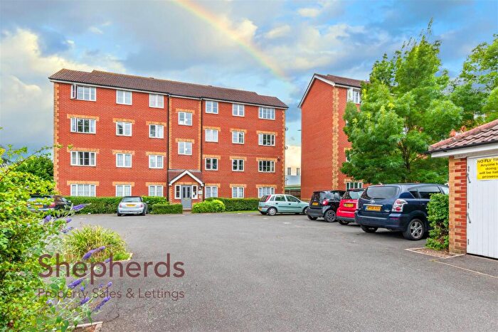 2 Bedroom Flat For Sale In Village Close, Hoddesdon, EN11