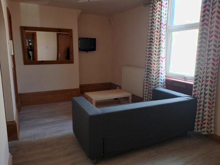 1 Bedroom Flat To Rent In Pine Street, Halifax, HX1