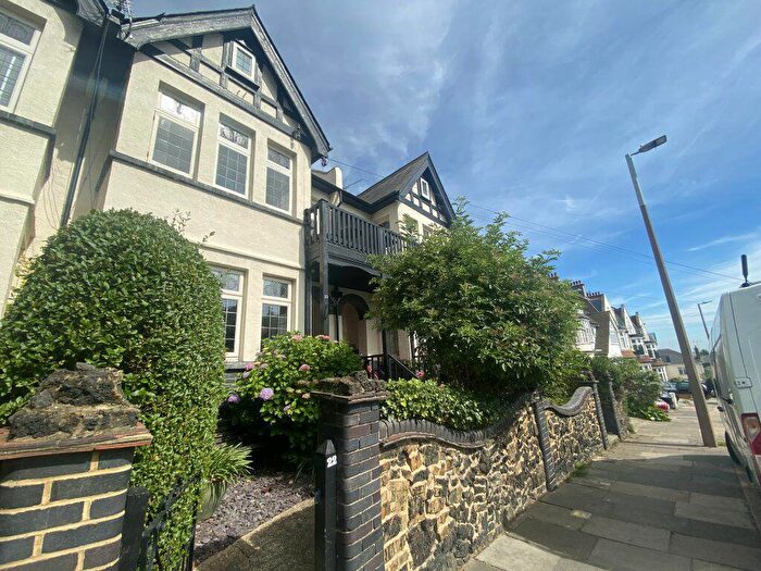 2 Bedroom Flat To Rent In Grand Drive - Leigh On Sea : Online Enquiries Only, SS9