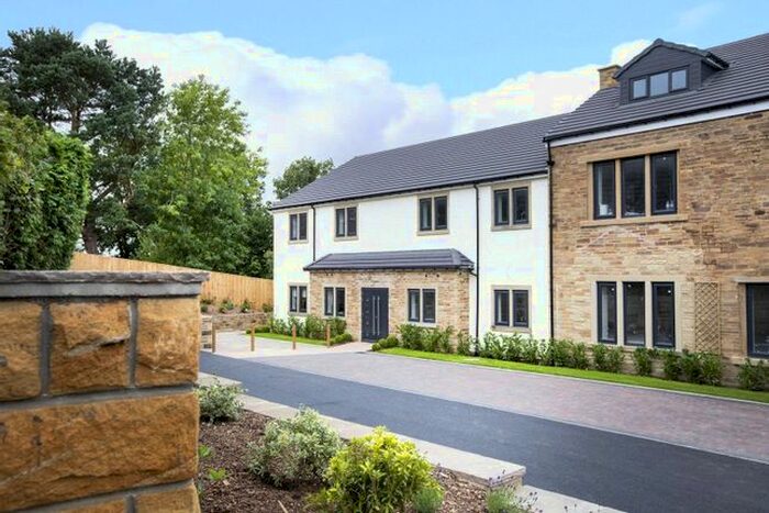 2 Bedroom Flat To Rent In Hollin Wood Close, Shipley, BD18