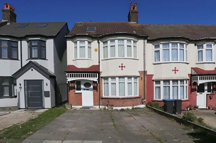 4 Bedroom End Of Terrace House To Rent In Hedge Lane, Palmers Green, N13