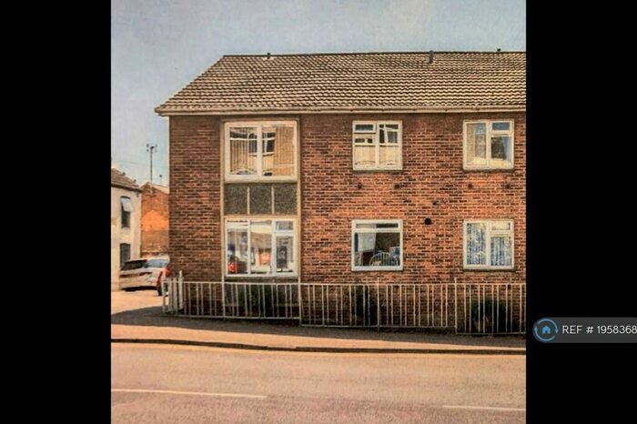 2 Bedroom Flat To Rent In Dell House, Leamington Spa, CV32