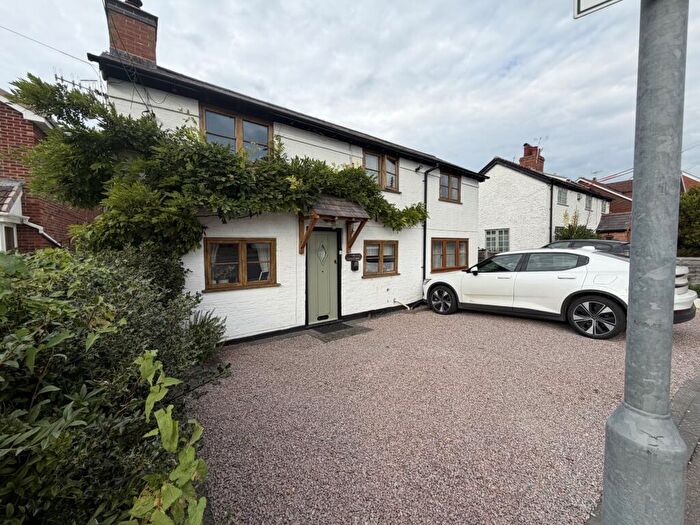 3 Bedroom Cottage For Sale In Barley Mow Lane, Catshill, Bromsgrove, B61