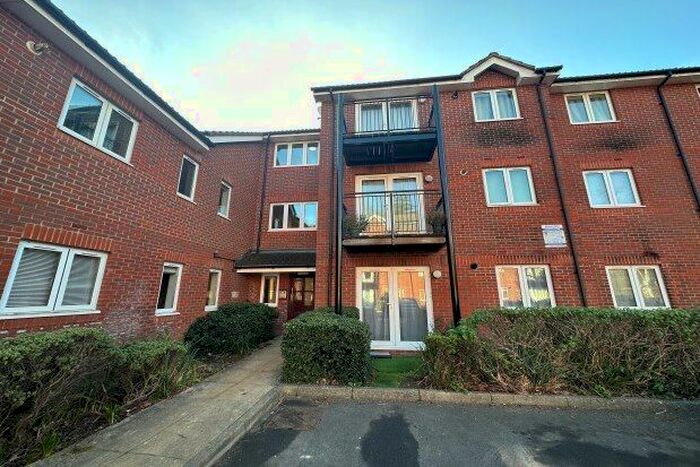 2 Bedroom Flat To Rent In Providence Hill, Southampton, SO31