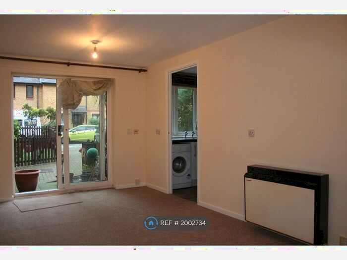1 Bedroom Flat To Rent In Riverside Close, London, E5