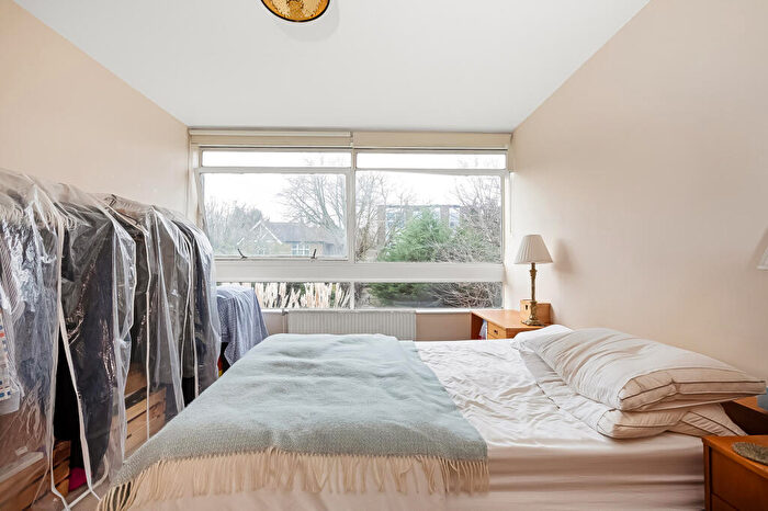 1 Bedroom Flat To Rent In Elm Court, Belmont Hill, London, SE13