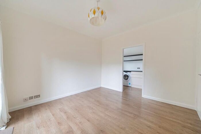 1 Bedroom Flat To Rent In Sunbury, Surrey, TW16