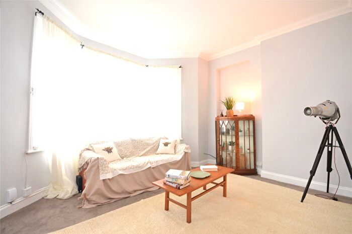 2 Bedroom Flat To Rent In Gleneagle Road, London, SW16