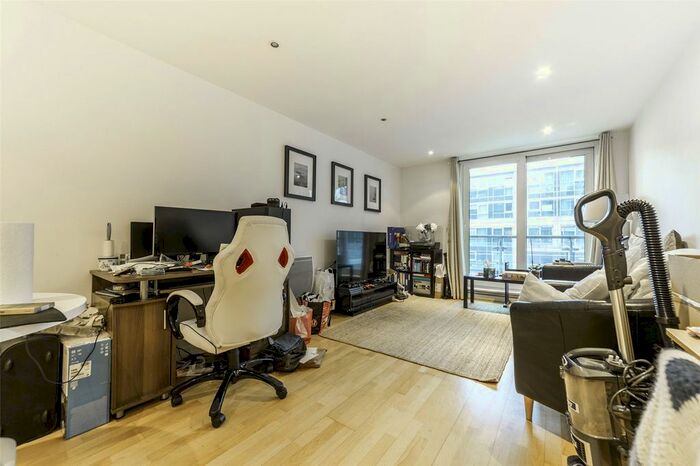 2 Bedroom Flat To Rent In Flagstaff House, St George Wharf, Vauxhall, London, SW8