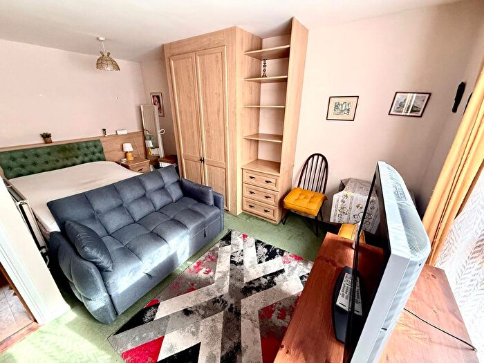 Studio To Rent In Ryeland Close, Yiewsley, West Drayton, UB7