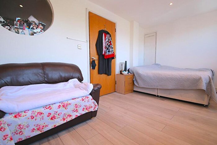 3 Bedroom Flat To Rent In Mile End Road, London, E1