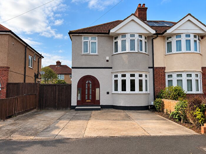 3 Bedroom Semi Detached House For Sale In Cambridge Close, Hounslow, TW4