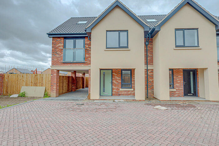 4 Bedroom Semi-Detached House To Rent In Windermere Avenue, Hockley, SS5