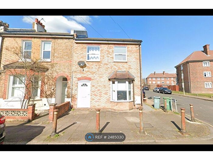 2 Bedroom Flat To Rent In Park End, Bromley, BR1