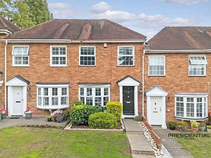 2 Bedroom Property For Sale In High Gables, Loughton, IG10