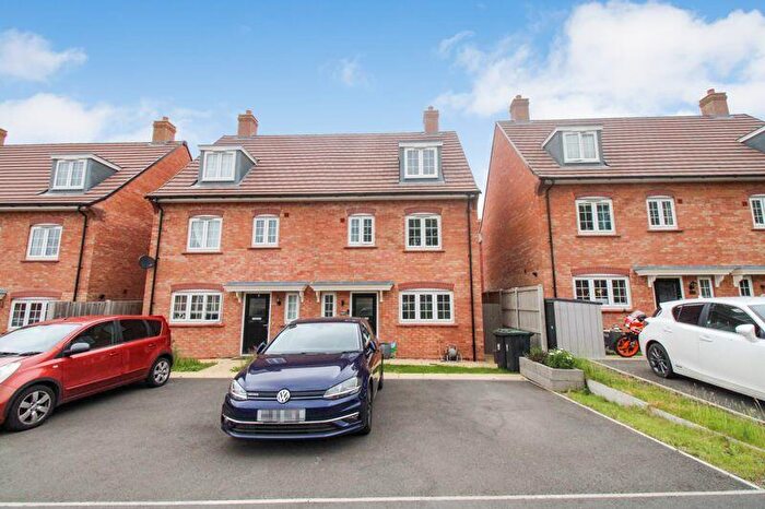 4 Bedroom Semi-Detached House For Sale In Herewood Green, Stewartby, MK43