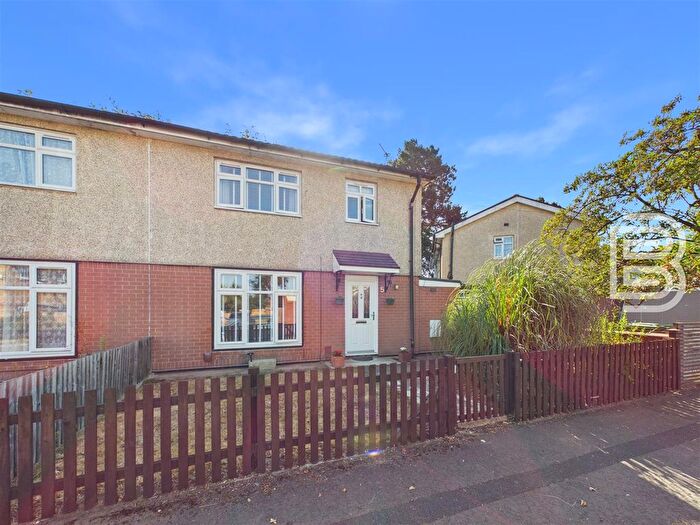 3 Bedroom Semi-Detached House For Sale In Elmore Road, Rugby, CV22